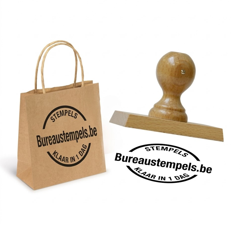 Papieren zak bedrukt met stempel-afdruk en een grote houten handstempel